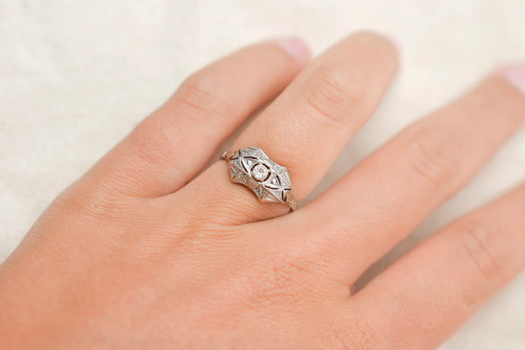 53 Art Déco - Bague en or blanc, platine et diamant 58 Facettes 4121