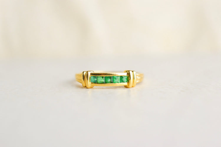 53 Bague jarretière en or jaune 18K et émeraudes 58 Facettes 4137