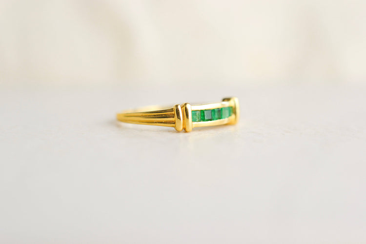 53 Bague jarretière en or jaune 18K et émeraudes 58 Facettes 4137