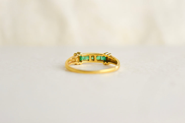 53 Bague jarretière en or jaune 18K et émeraudes 58 Facettes 4137