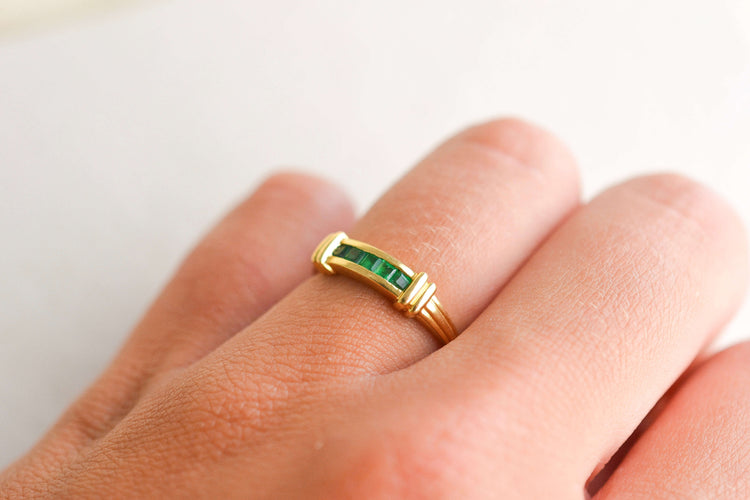 53 Bague jarretière en or jaune 18K et émeraudes 58 Facettes 4137