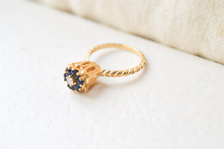 52 Bague fleur et cordage en or jaune 14K, diamant et saphirs 58 Facettes 4152