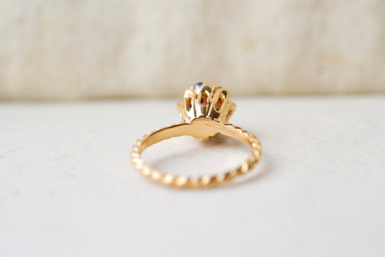 52 Bague fleur et cordage en or jaune 14K, diamant et saphirs 58 Facettes 4152