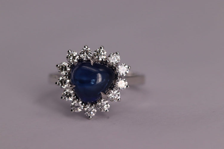 54 Bague halo en or blanc avec saphir de Ceylan et diamants 58 Facettes ME-SAPH-01