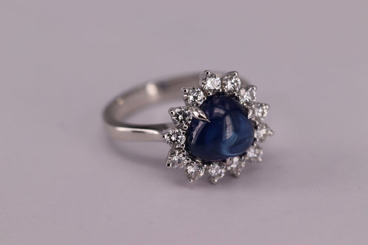 54 Bague halo en or blanc avec saphir de Ceylan et diamants 58 Facettes ME-SAPH-01