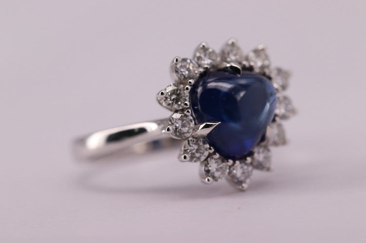 54 Bague halo en or blanc avec saphir de Ceylan et diamants 58 Facettes ME-SAPH-01
