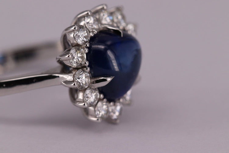 54 Bague halo en or blanc avec saphir de Ceylan et diamants 58 Facettes ME-SAPH-01
