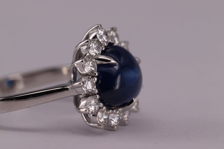 54 Bague halo en or blanc avec saphir de Ceylan et diamants 58 Facettes ME-SAPH-01