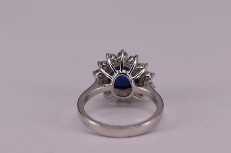 54 Bague halo en or blanc avec saphir de Ceylan et diamants 58 Facettes ME-SAPH-01