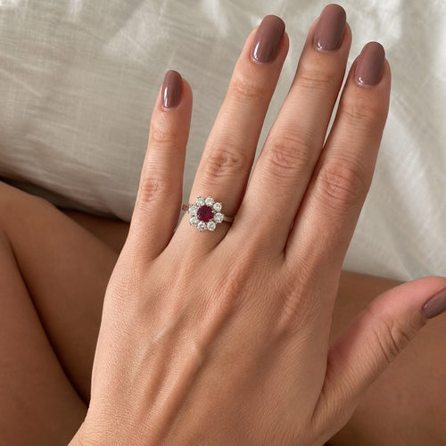 55 Bague vintage en or blanc 18 kt avec rubis et diamants 58 Facettes AN515 (00019)