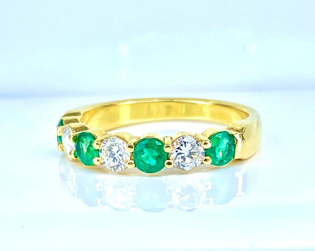 61 Demi-alliance en or jaune 18 carats, émeraudes et diamants 58 Facettes AB737