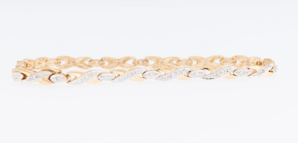 Bracelet français vintage en or jaune et blanc 18 carats avec diamants 58 Facettes BR1510