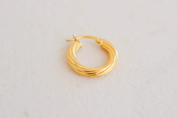 Boucles d'oreilles Mono créole striée en or jaune 18 carats 58 Facettes 4160