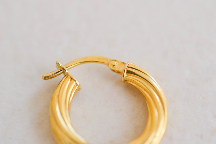 Boucles d'oreilles Mono créole striée en or jaune 18 carats 58 Facettes 4160