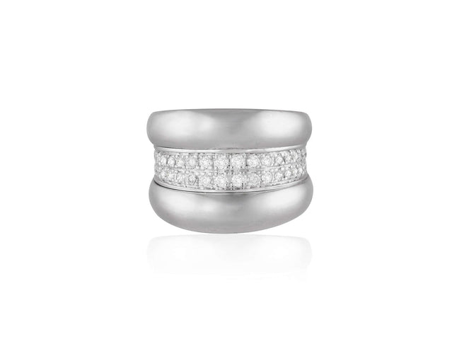52 Chopard - Bague bombée en or gris et diamants 58 Facettes 259211