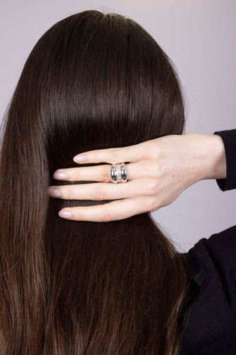 52 Chopard - Bague bombée en or gris et diamants 58 Facettes 259211