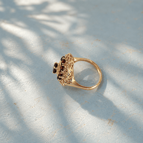 55.5 Bague dôme vintage en or jaune 18K et grenats 58 Facettes 1791