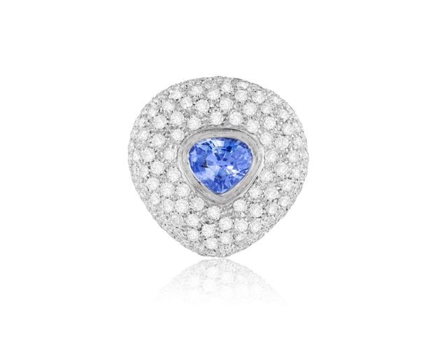 47 Bague bombée en or gris, saphir poire et diamants 58 Facettes 259177