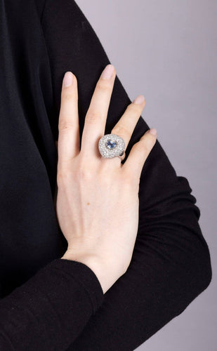 47 Bague bombée en or gris, saphir poire et diamants 58 Facettes 259177