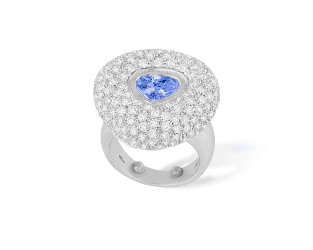 47 Bague bombée en or gris, saphir poire et diamants 58 Facettes 259177