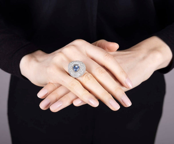 47 Bague bombée en or gris, saphir poire et diamants 58 Facettes 259177