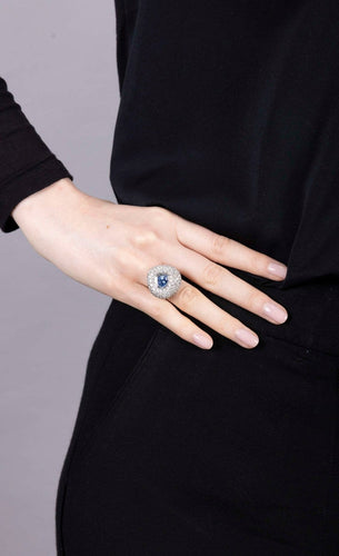47 Bague bombée en or gris, saphir poire et diamants 58 Facettes 259177