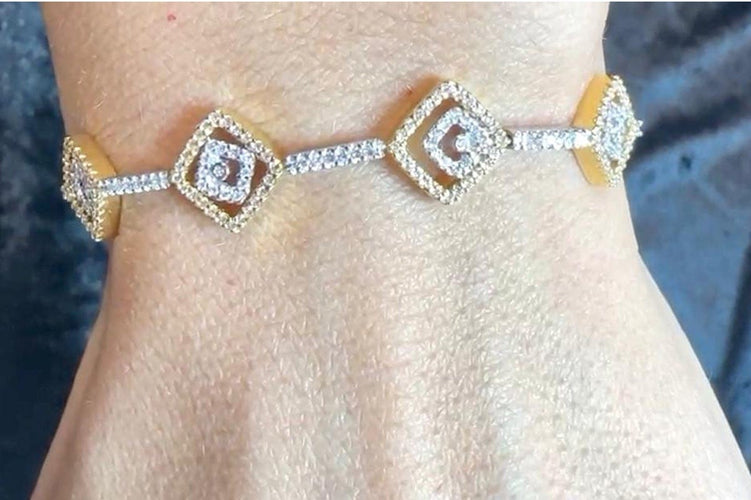Bracelet à motif carré en or jaune et blanc 18 carats avec diamants 58 Facettes BR1529