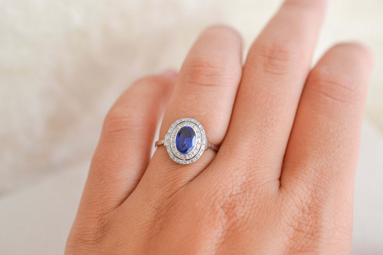 https://cdn.shopify.com/s/files/1/0963/7950/2920/files/bague-art-deco-ancienne-vintage.jpg?v=1785312933
