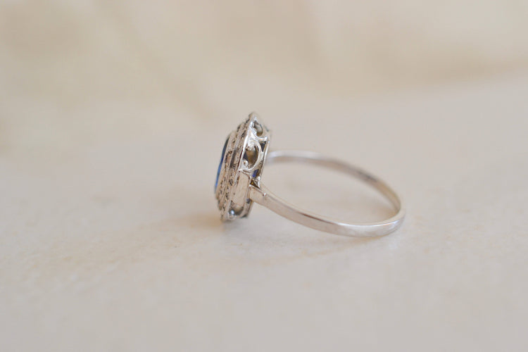 https://cdn.shopify.com/s/files/1/0963/7950/2920/files/bague-art-deco-ovale-or-blanc.jpg?v=1785312934