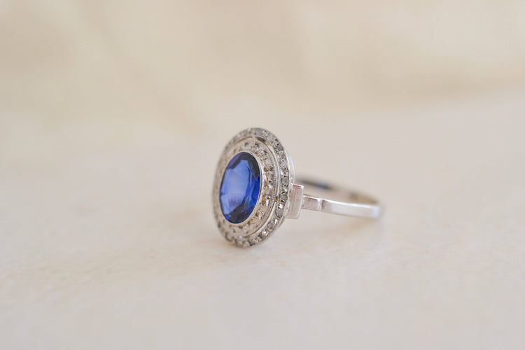 https://cdn.shopify.com/s/files/1/0963/7950/2920/files/bague-art-deco-vintage_b4d20b21-7dc3-418f-a163-3da572b94892.jpg?v=1785312934