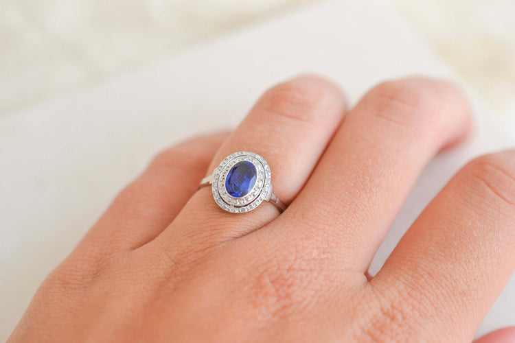 https://cdn.shopify.com/s/files/1/0963/7950/2920/files/bague-saphir-synthetique-diamant-or-blanc.jpg?v=1785312933