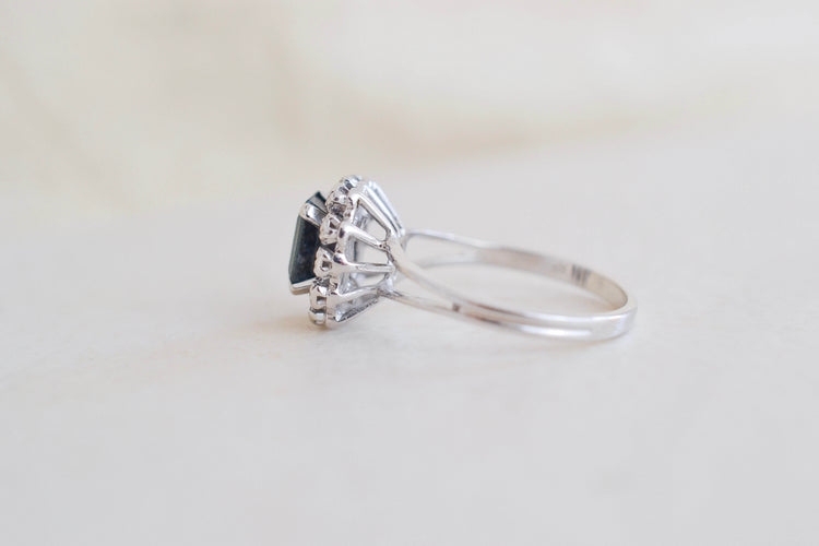 https://cdn.shopify.com/s/files/1/0963/7950/2920/files/bague-marguerite-saphir-diamants_8564920e-bb31-418c-9318-6e6db6f7b797.jpg?v=1785314263
