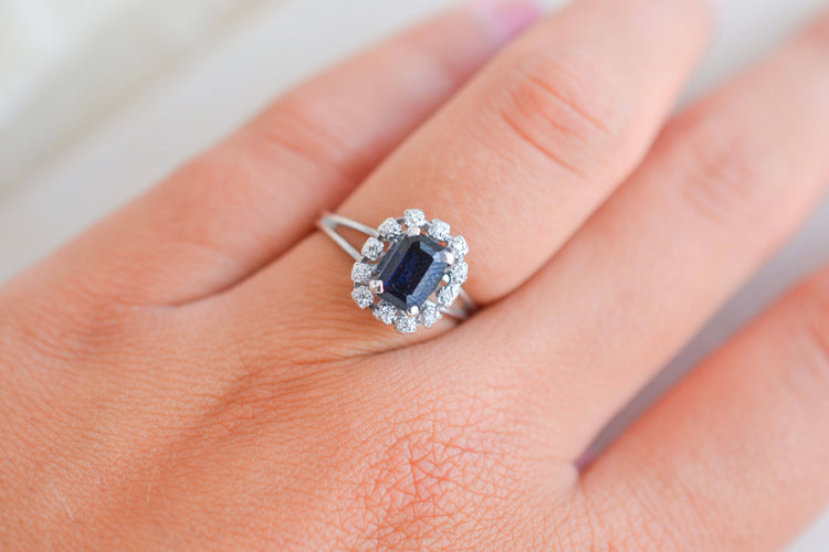 https://cdn.shopify.com/s/files/1/0963/7950/2920/files/bague-marguerite-or-saphir-diamants.jpg?v=1785314263