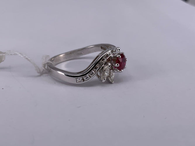55 Bague en or blanc avec rubis et diamant 58 Facettes BA 228