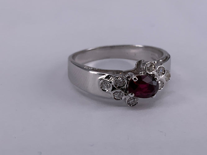 53.5 Bague ovale en or blanc, rubis et diamant 58 Facettes BA 226
