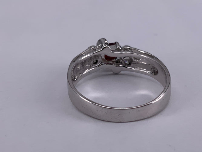 53.5 Bague ovale en or blanc, rubis et diamant 58 Facettes BA 226