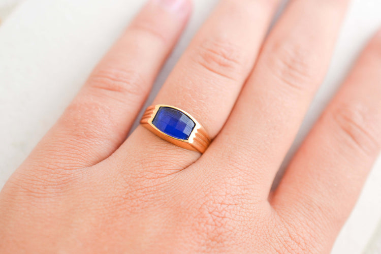 https://cdn.shopify.com/s/files/1/0963/7950/2920/files/bague-ancienne-chevaliere-or.jpg?v=1785325673