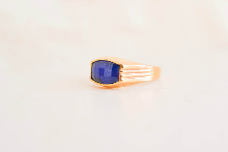 https://cdn.shopify.com/s/files/1/0963/7950/2920/files/bague-chevaliere-pierre-bleue.jpg?v=1785325673