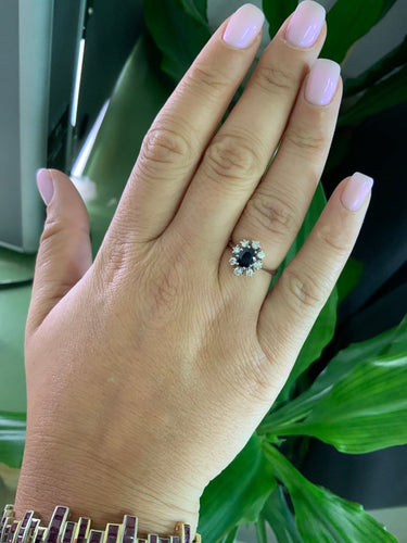 52 Bague marguerite en or blanc avec saphir et diamants 58 Facettes BA 429