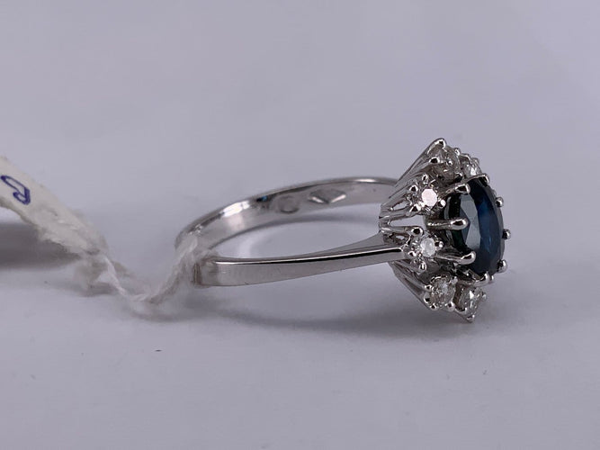 52 Bague marguerite en or blanc avec saphir et diamants 58 Facettes BA 429