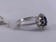 52 Bague marguerite en or blanc avec saphir et diamants 58 Facettes BA 429