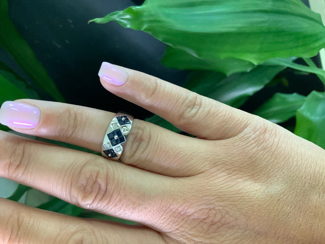 52 Bague carrée en or blanc, saphir et diamants 58 Facettes BA 783