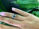 52 Bague carrée en or blanc, saphir et diamants 58 Facettes BA 783