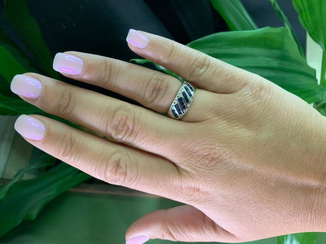 54 Bague lignes en or blanc, saphir et diamants 58 Facettes BA 777
