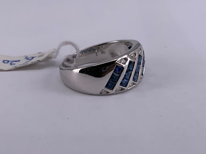 54 Bague lignes en or blanc, saphir et diamants 58 Facettes BA 777