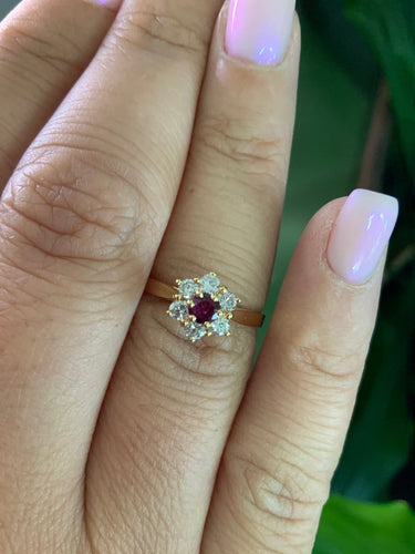 53 Bague marguerite ronde en or jaune, rubis et diamants 58 Facettes BA 217