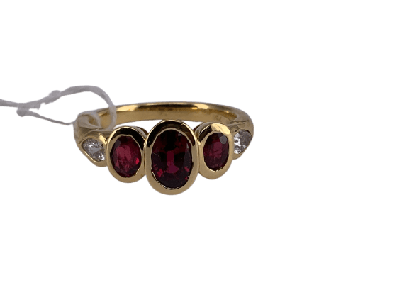 53 Bague Trinity en or jaune avec rubis et diamants 58 Facettes BA 62
