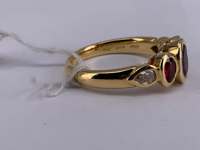 53 Bague Trinity en or jaune avec rubis et diamants 58 Facettes BA 62