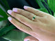 54 Bague sertie clos en or jaune avec émeraude et diamant 58 Facettes BA 641