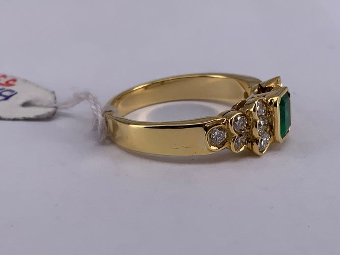 54 Bague sertie clos en or jaune avec émeraude et diamant 58 Facettes BA 641